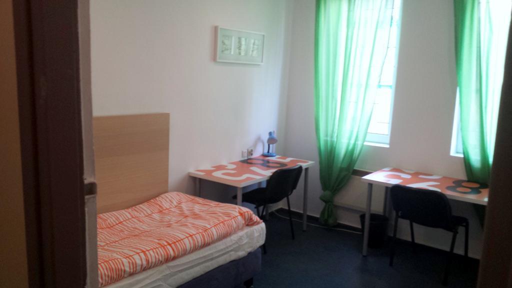 Erasmus House Vandrarhem Warszawa Rum bild