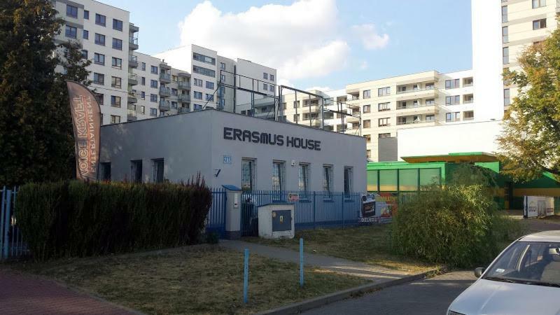 Erasmus House Vandrarhem Warszawa Exteriör bild